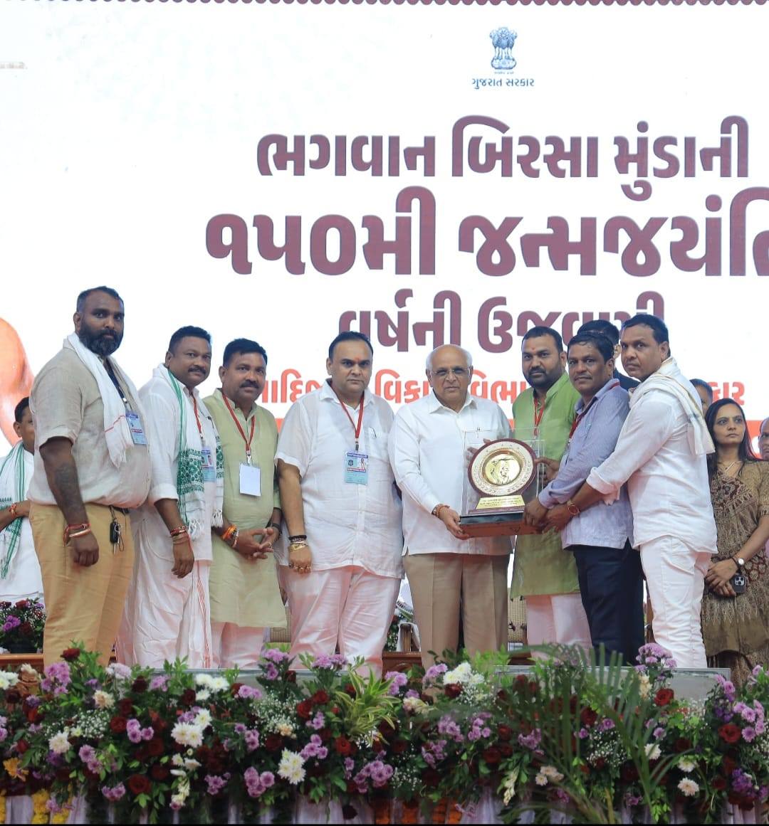 તા.૦૯-૦૮-૨૦૨૫ ના રોજ માનનીય વડાપ્રધાન શ્રી નરેન્દ્રભાઈ મોદી સાહેબની પ્રેરણાથી આ વર્ષે સમગ્ર દેશમાં ભગવાન બિરસા મુંડાજીની ૧૫૦મી જન્મજયંતી વર્ષ ઊજવાઈ રહ્યું છે, એ અંતર્ગત સુરતના માંડવી ખાતે માનનીય મુખ્યમંત્રી શ્રી ભુપેન્દ્રભાઈ પટેલ સાહેબની અધ્યક્ષતામાં આદિવાસી દિવસ ઉજવણીના સમારોહમાં ગુજરાત રાજ્યનાં મંત્રી શ્રી કુંવરજીભાઈ હળપતિજી, બારડોલી લોકસભાના સાંસદ શ્રી પ્રભુભાઈ વસાવાજી તેમજ સુરત જિલ્લા ભાજપના પ્રમુખ શ્રી ભરતભાઈ રાઠોડજી તેમજ જિલ્લા પંચાયત પ્રમુખ શ્રીમતિ ભાવિનીબેન પટેલ, ધારાસભ્ય શ્રી સંદીપભાઈ દેસાઈજી, મારા સાથી મહામંત્રીશ્રીઓ શ્રી કિશનભાઈ પટેલ, શ્રી રાજેશભાઈ પટેલ અને જિલ્લા અને તાલુકાના હોદ્દેદારો અને અધિકારીશ્રીઓ તેમજ મોટી સંખ્યામાં આદિવાસી ભાઈ-બહેનો ઉપસ્થિત રહ્યા હતા.